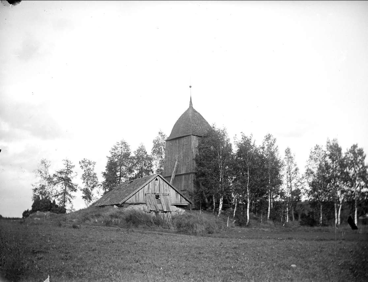 Klockstapel och jordkällare vid Stockholms-Näs kyrka, Uppland 1919