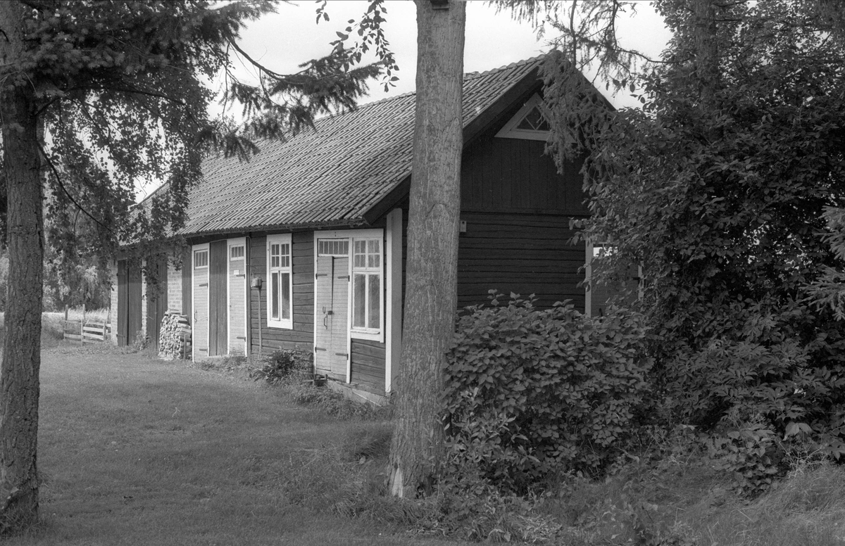 Garage och brygghus, Ågården, Broby, Börje socken, Uppland 1983