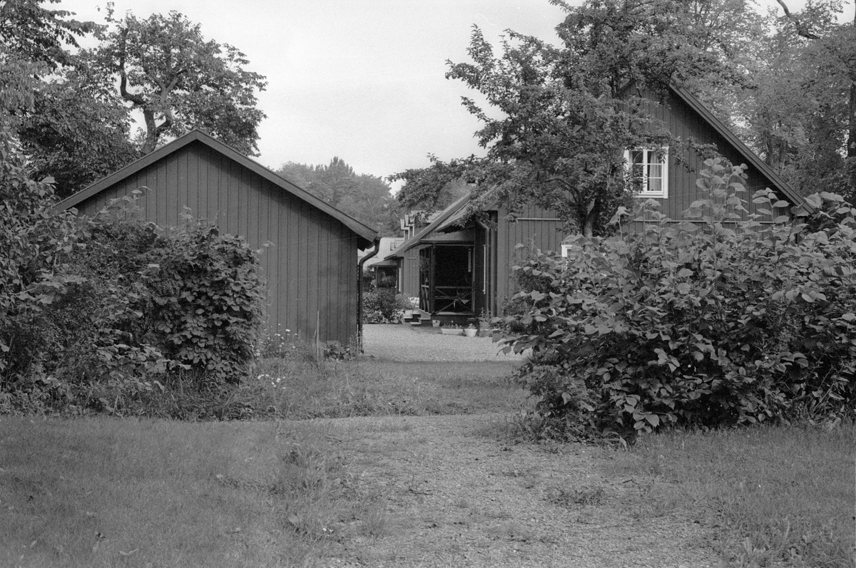 Typhus och garage, Vattholma Bruk, Vattholma, Lena socken, Uppland 1978