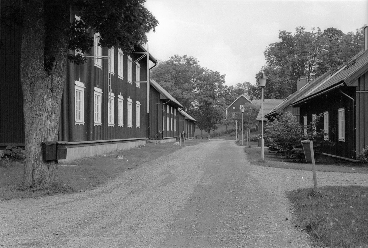 Norra gatan från väster, Vattholma Bruk, Vattholma, Lena socken, Uppland 1978