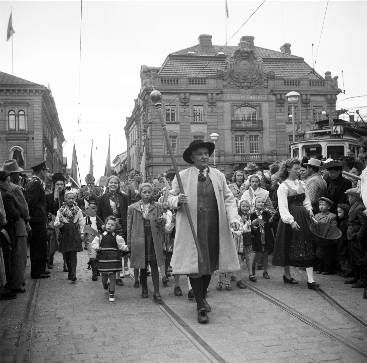 Barnens Dag - parad på Stora torget, Uppsala 1949. Byggmästaren Anders ...