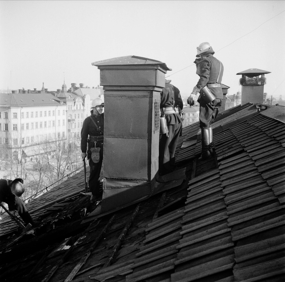 "Gnistor från skorsten antände under takpannorna på Gillet", Fyristorg, Uppsala 1948