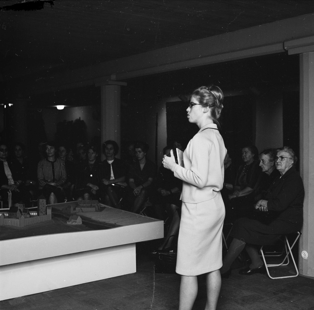 Helena Harnesk har visning för "Björklingedamer på Upplandsmuseet", Uppsala 1963