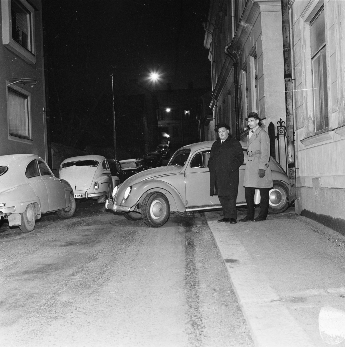 "Uppsalas parkeringsproblem växer. Sjuttiofem p-syndare på en dag", överkonstapel Yngve Svensson och polisman Bengt Ekström på Svartmangatan, Uppsala 1964