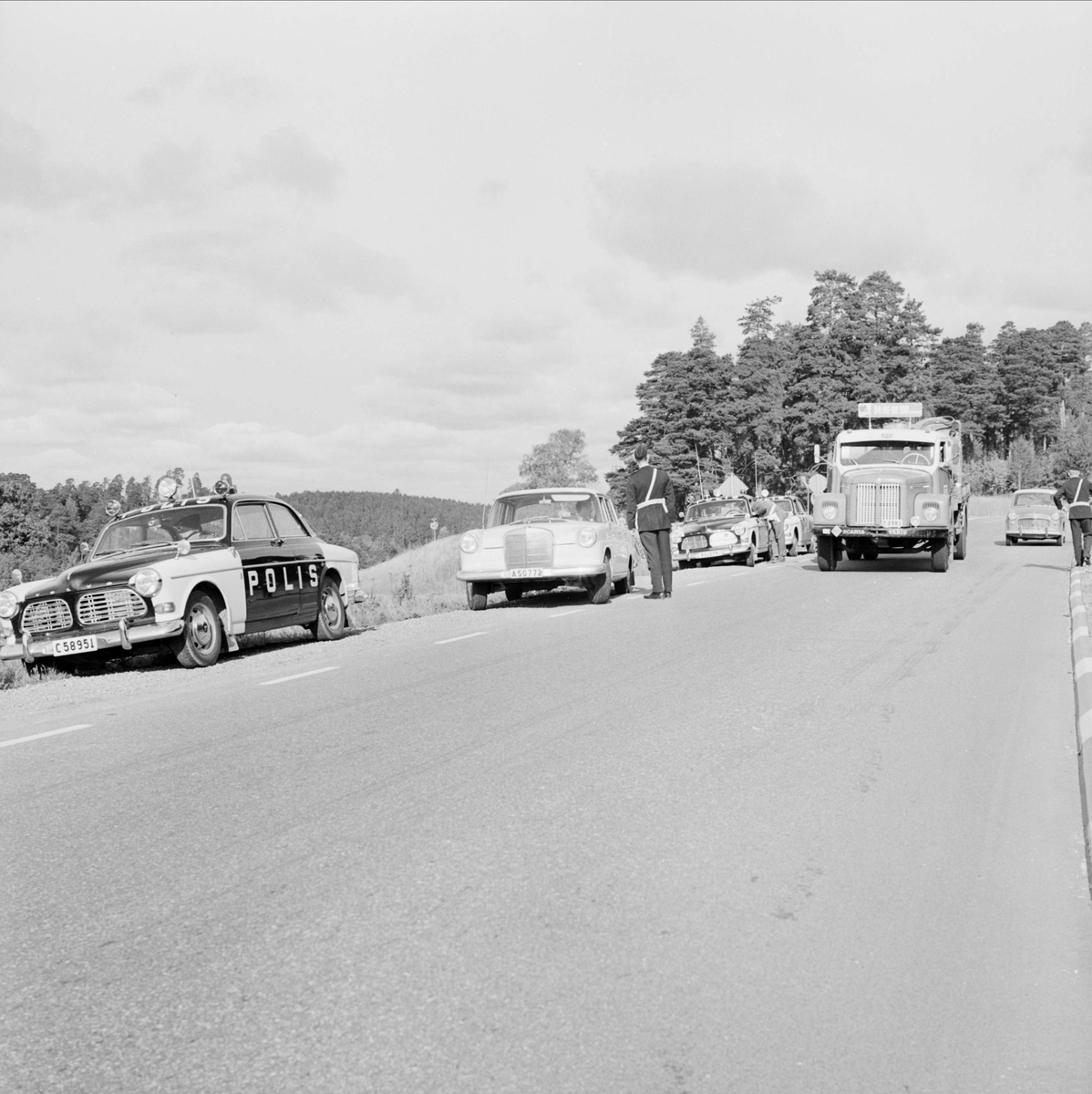 "Ulleråkersrymlingar - polisspärr", strax efter Flottsundsbron mot Stockholm, Uppland 1967