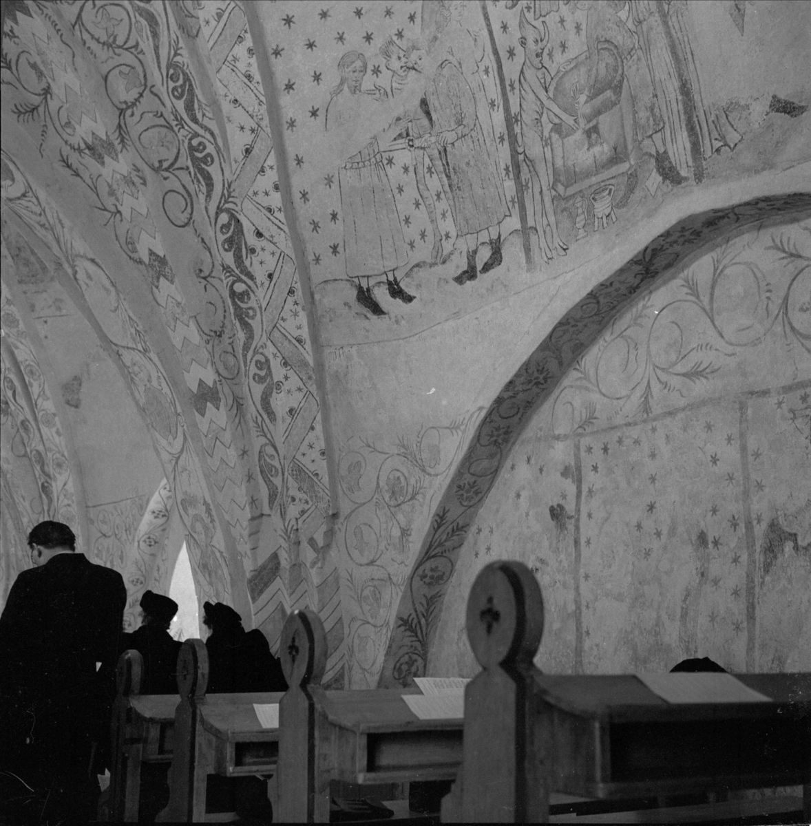 "800-åriga kyrkan i Litslena slår åter upp sina portar" - invigning av Litslena kyrka, Litslena socken, Uppland december 1948