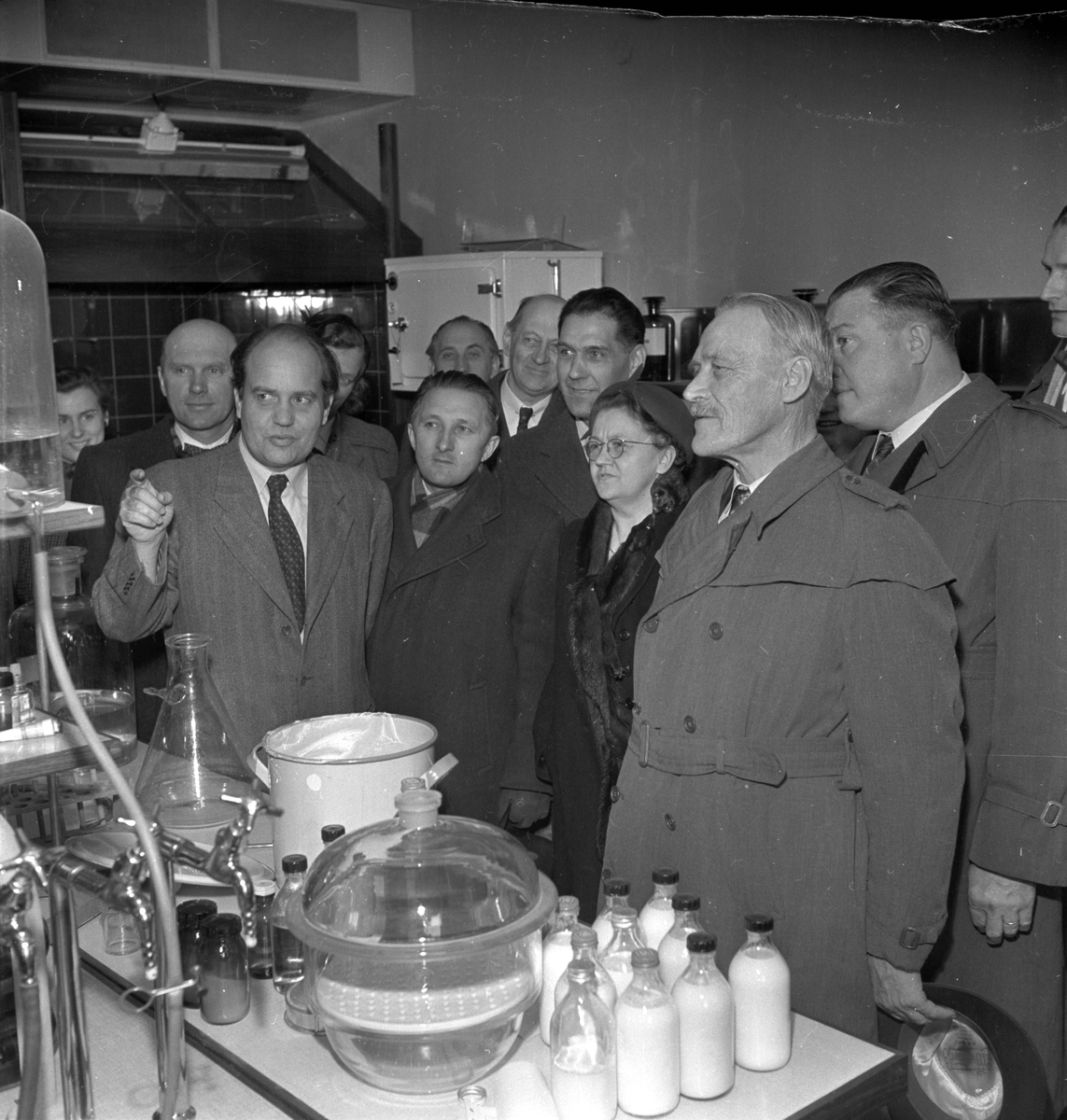 Representanter för Uppsala Läns Landsting besöker Pharmacia AB, Uppsala 1954