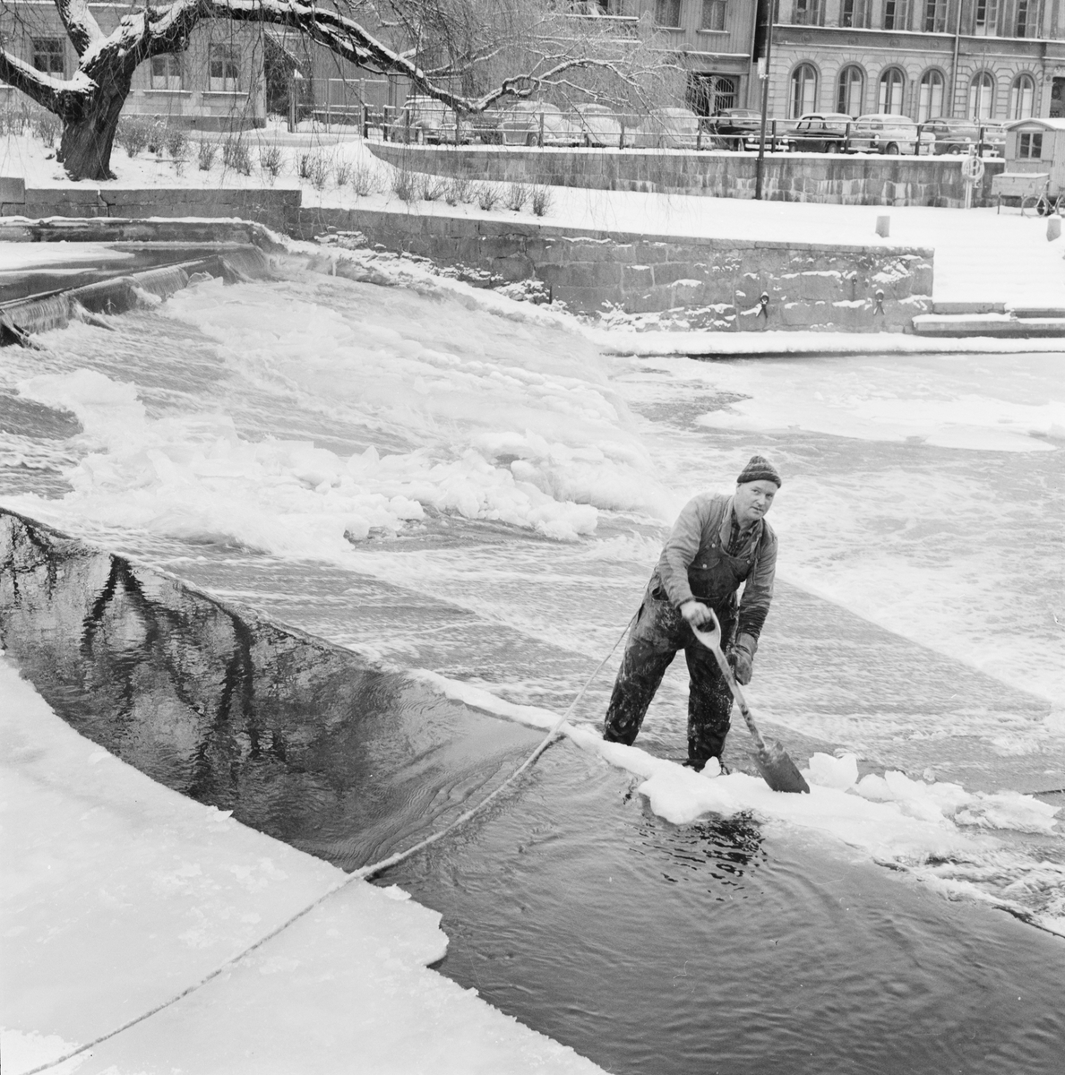 Islandsfallet - Kalle Westergren jobbar med isen, Uppsala december 1961