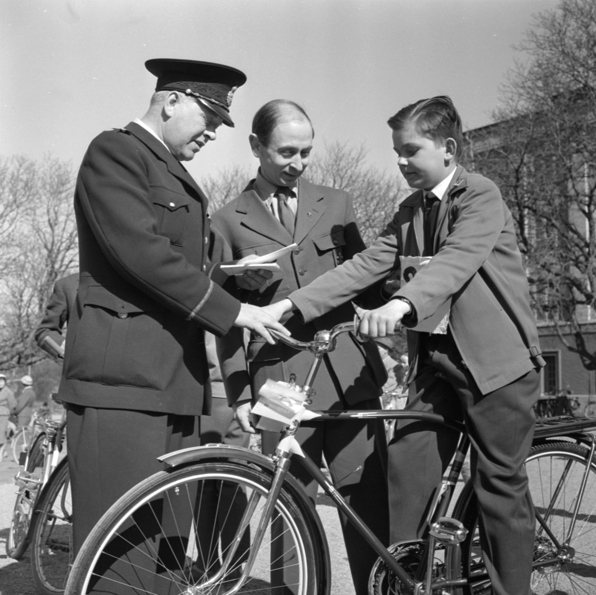 Professor Harald Riesenfeld under "ungdomens trafikdagar", Uppsala maj 1958