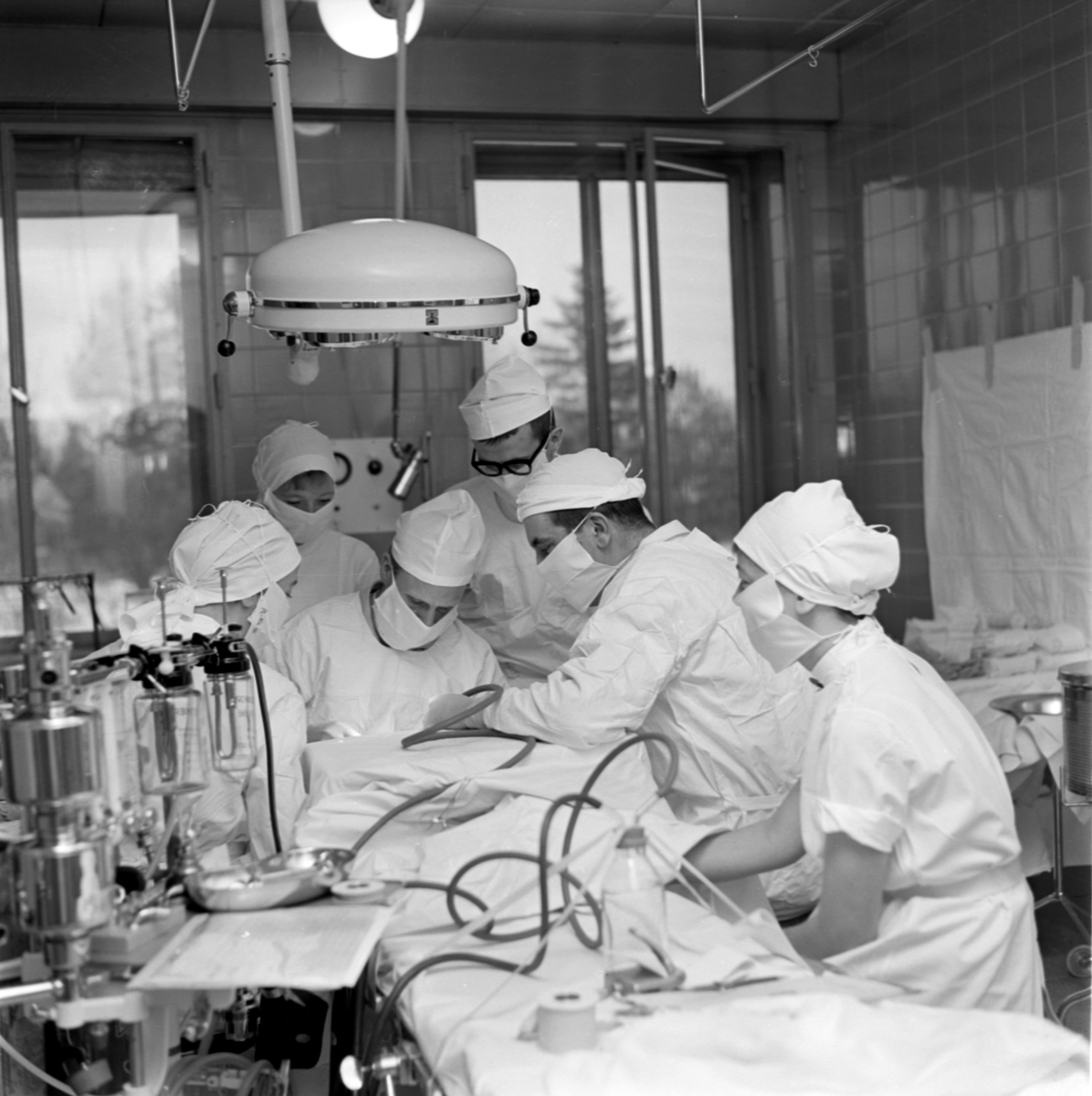 Docent Tord Skoog opererar, Akademiska sjukhuset, Uppsala december 1961