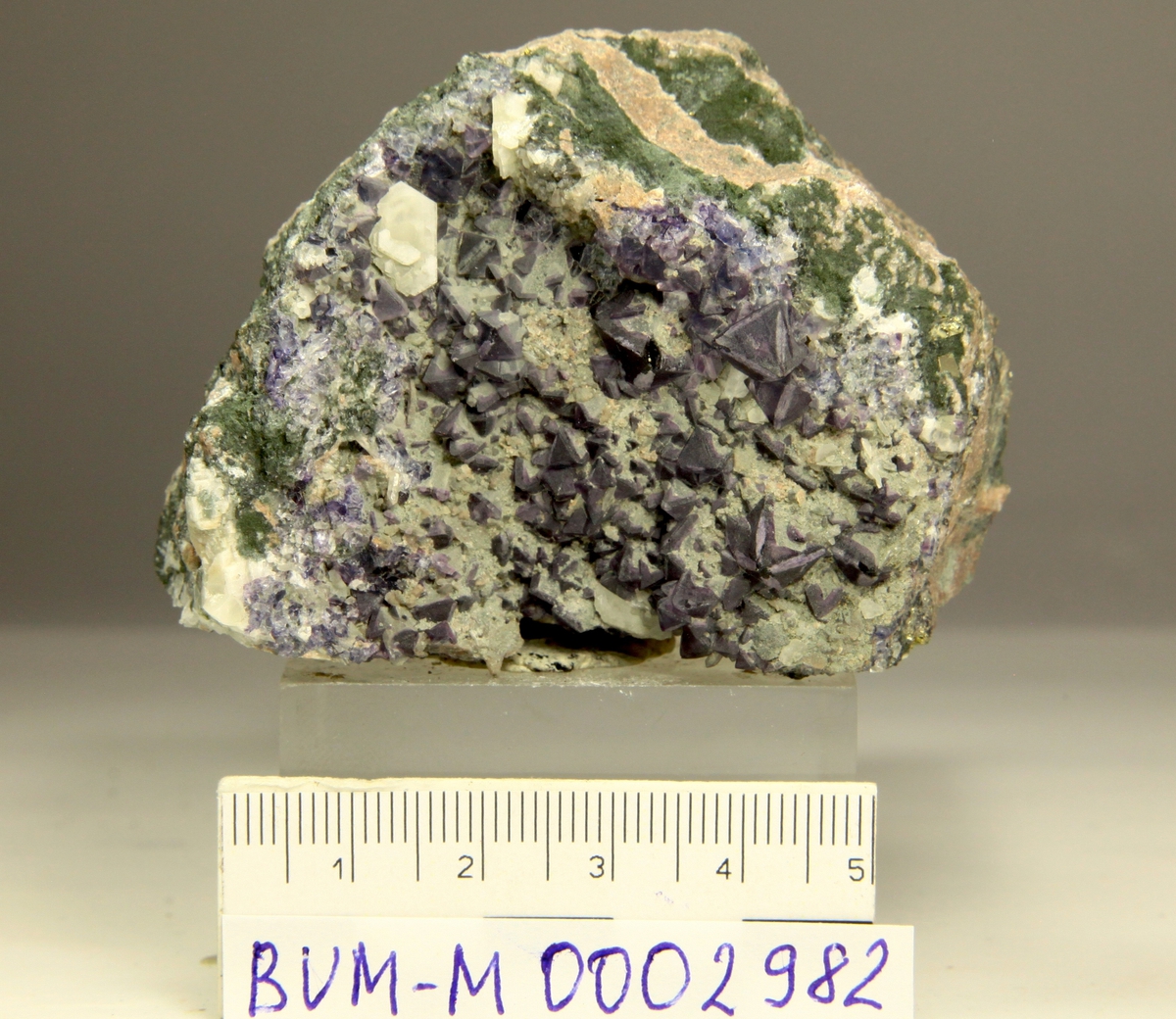 Flusspat krystaller, blålige oktaedre med ekstra flater. Små kvarts og kalsittkrystaller.
Huken stenbrudd, Grorud.