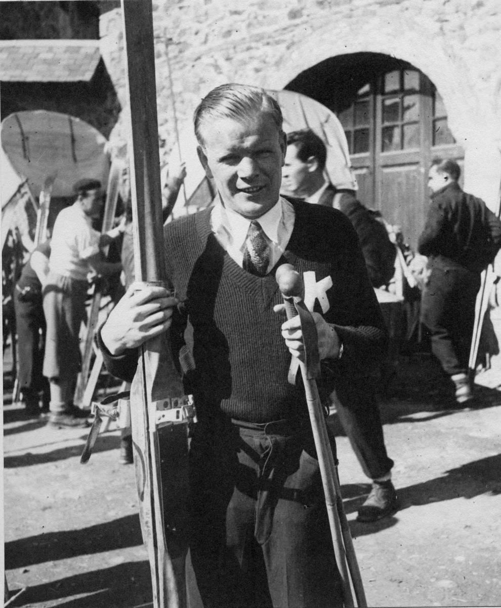 Sigmund Ruud utenfor skihytten i La Molina. Sigmund Ruud at ski cabin at La Molina 1934.
