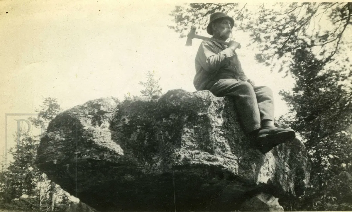 Ola Smerud sitter på en stein.