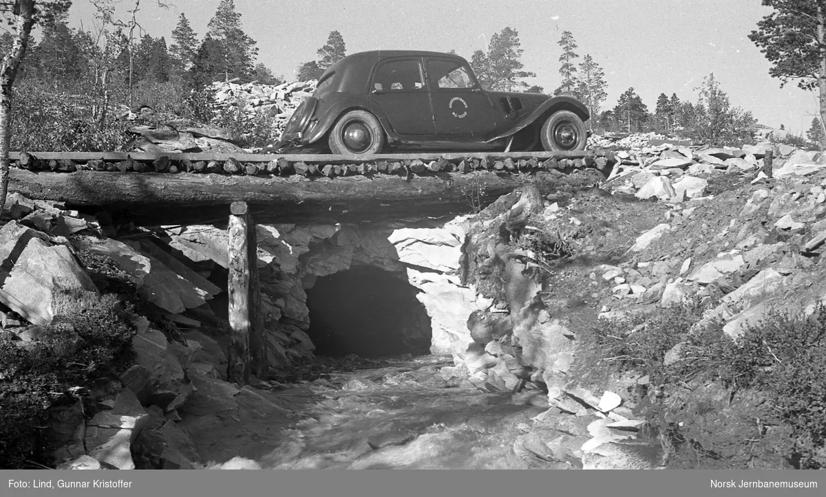 Nordlandsbaneanlegget : vanntunnel ved Berghulnes og jernbaneanleggets Citroën personbil