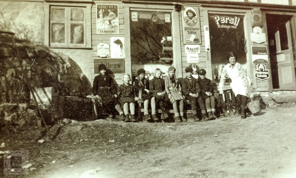 Barn samlet utenfor Lisle-Jo sin butikk på Sveindal. Grindheim Audnedal.
