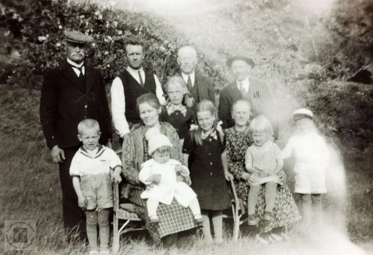 Familiebilde fra familien Flåt, Vårdal i Grindheim.
Personene på bildet, bak f.v.: 1. G.S.Øydne, 2. Andreas Imeland f.1900, 3. Tobias Flaat, 4. Ukjent Foran f.v. 1. Tormod Imeland, f. 1933, 2. Guri (Flaat) Imeland,f.1895, 3. På fanget: Gunhild (Imeland) Thorsen f. 1937, 4. Torine (Imeland) Olsen, f.1928, 5. Randi (Imeland) Gismarvik f.1930, 6. Randi Flaat (usikker) 7. På fanget: Ragnhild Imeland, f. 1935 , 8. Ola Imeland f. 1931.

Bildet er sannsynligvis tatt våren/sommeren 1939.