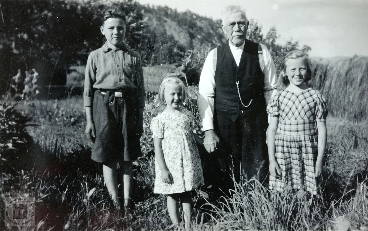 Bestefar med tre barnebarn på Håland. Grindheim.