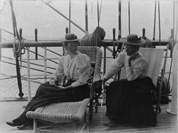 To damer, bl.a. Antonette Aase f. Fredriksen ca. 1896-1900 p