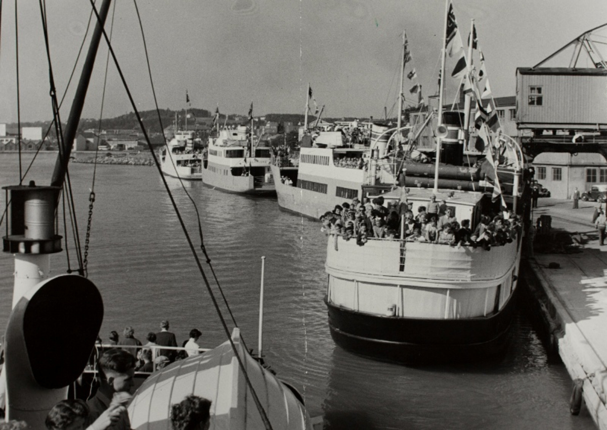 Båter på kai i Vågen i Sandnes - avreise til sommerturen for ansatte hos Jonas Øglænd Sandnes