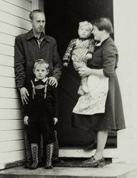 Familie Børge Sjursen i inngangen til deres hus