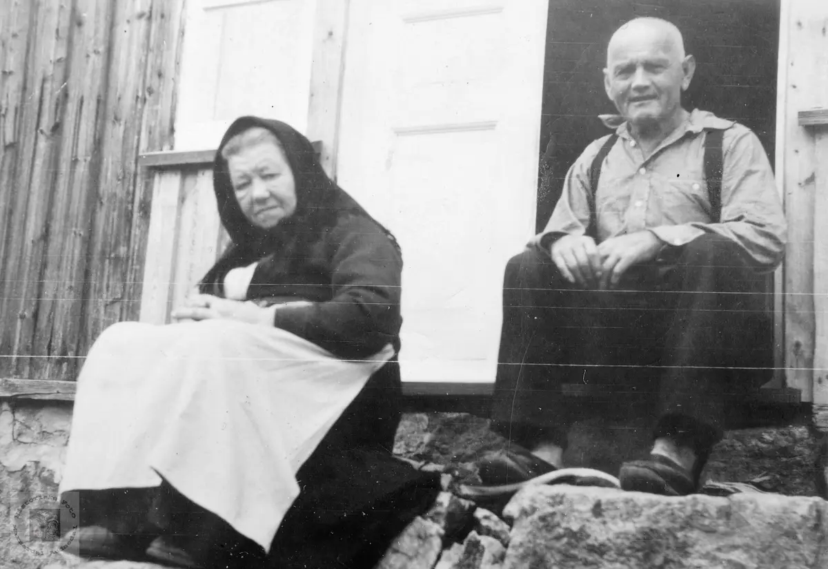 Portrett av ekteparet Knut og Anna Øydne. Grindheim.