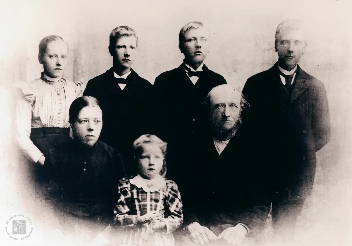Familieportrett av familien Bjøru Håland. Grindheim.