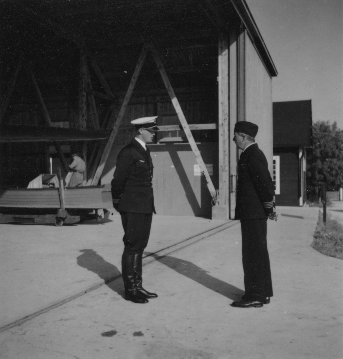 Chefen för F 2 Roslagens flygflottilj, Herman Sundin, inspekterar marinspaningskursen på Fårösund, 1938. Flottiljchefen i samtal med befäl.
