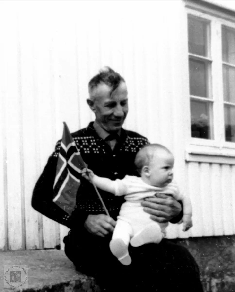 Portrett av John Ågedal med barnebarn nr 1.