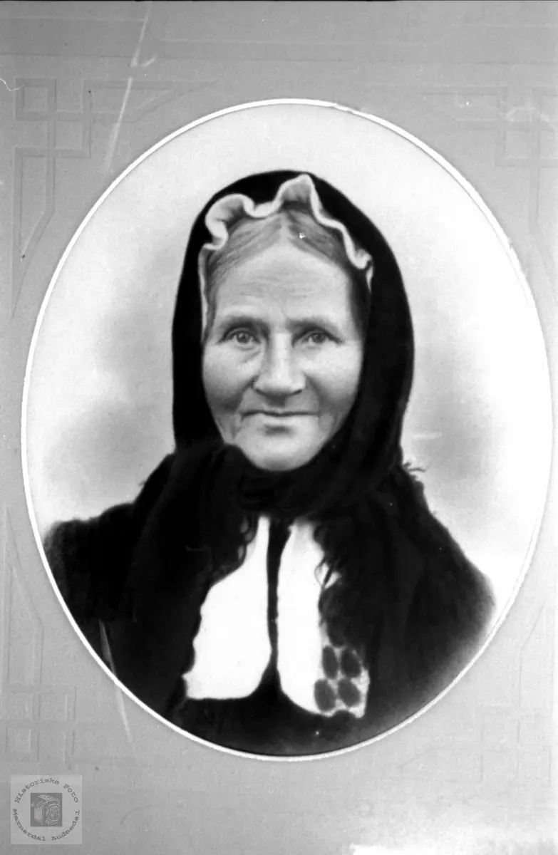 Portrett av Anna Mjunåsen, gift Sangesland, Laudal.