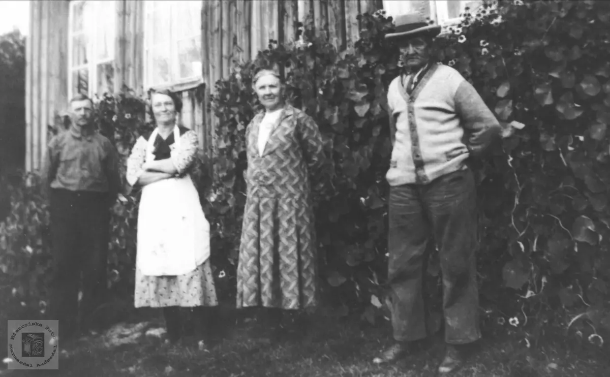 Jernbanearbeidar familie 1930-1940 på austre Høye, Øyslebø.
