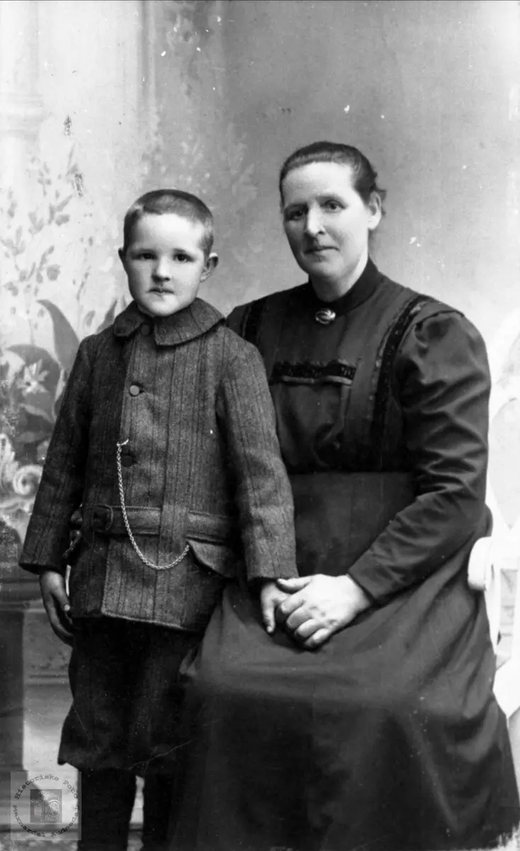 Portrett av mor og barn, Håkon og Kjersti Kylland.