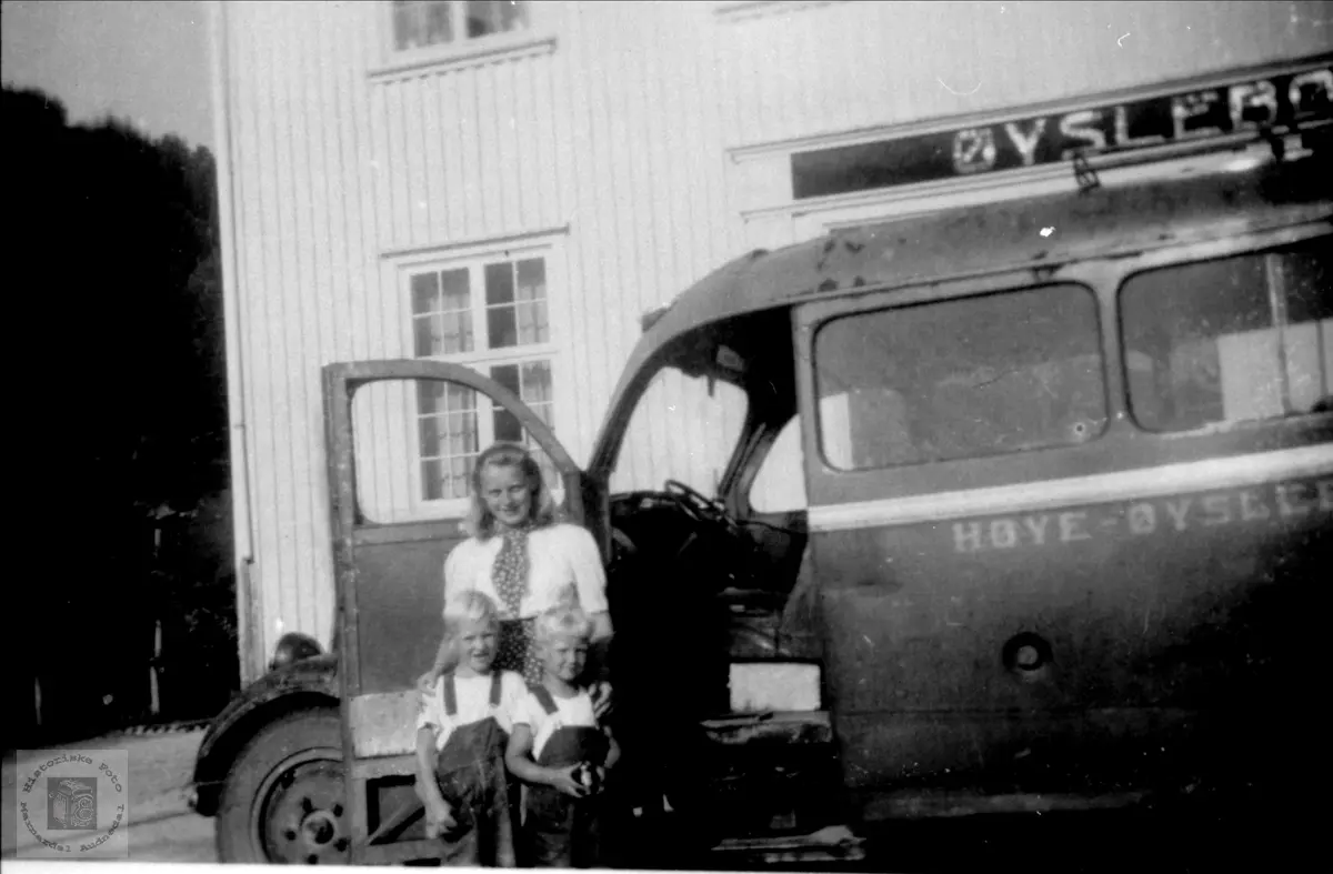 Lars Fidjestøls rutebil Høye-Øyslebø-Kristiansand utenfor Øyslebø Handelslag.