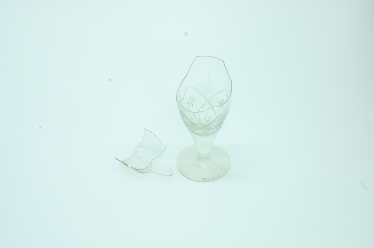 Form: stetteglass der stetten går i ett med glasset. Glasset er litt trangere i overkanten enn midt på. Stetten omtrent like omfangsrik som glasset
