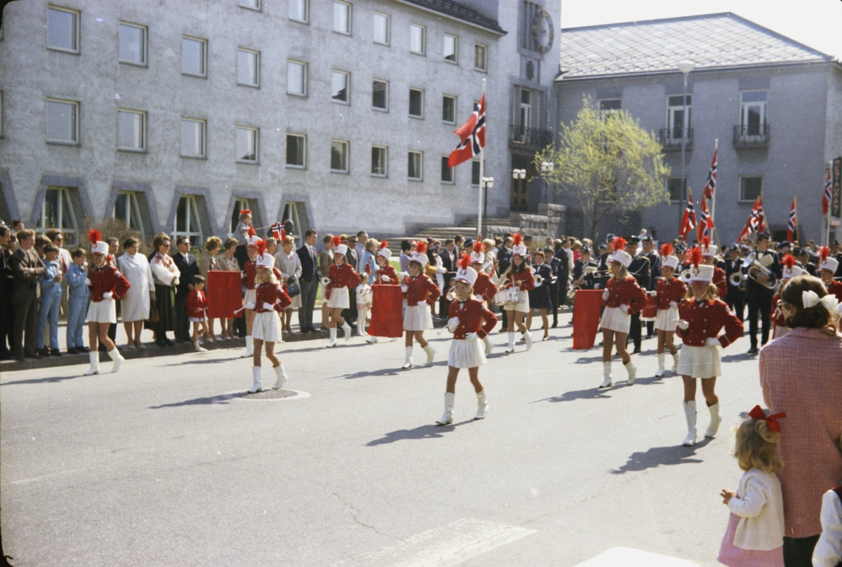 17. mai, Elverum. 1970. Ved rådhuset. Barnetog. Drilljenter og guttemusikk. 