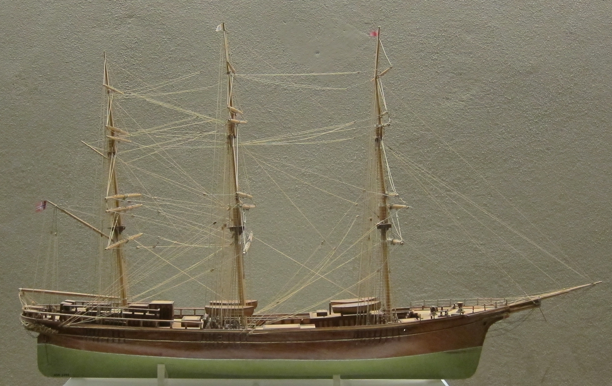 Fantasimodell av 3 mastet skip uten seil,  i monter.