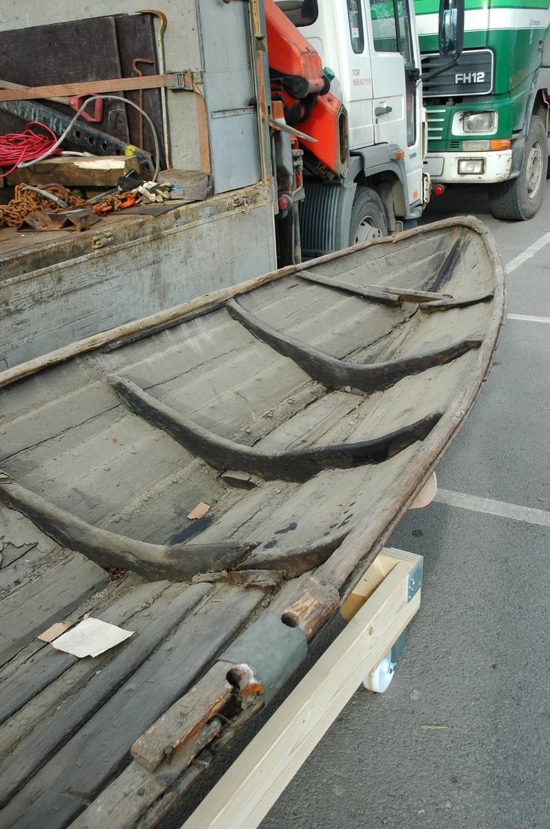 Elvebåt fra Oddernes, Vest-Agder. Enkel båt med lavt fribord.