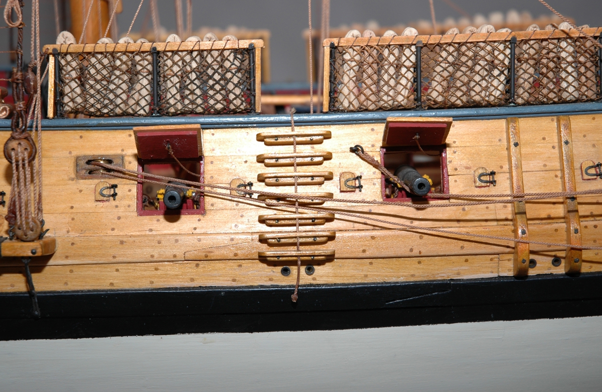 Helmodell av tremastet orlogsskib med 18 kanoner, 1:24