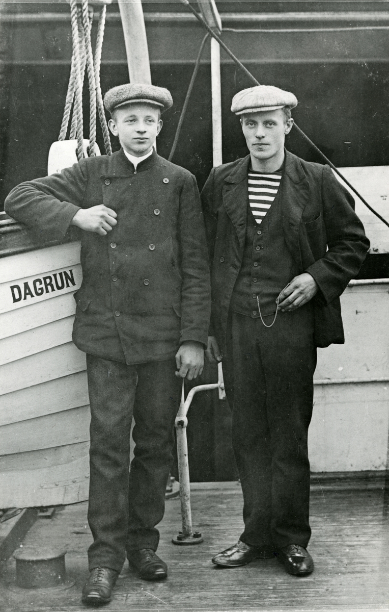 Unge sjøfolk i landgangsklær anno 1920.