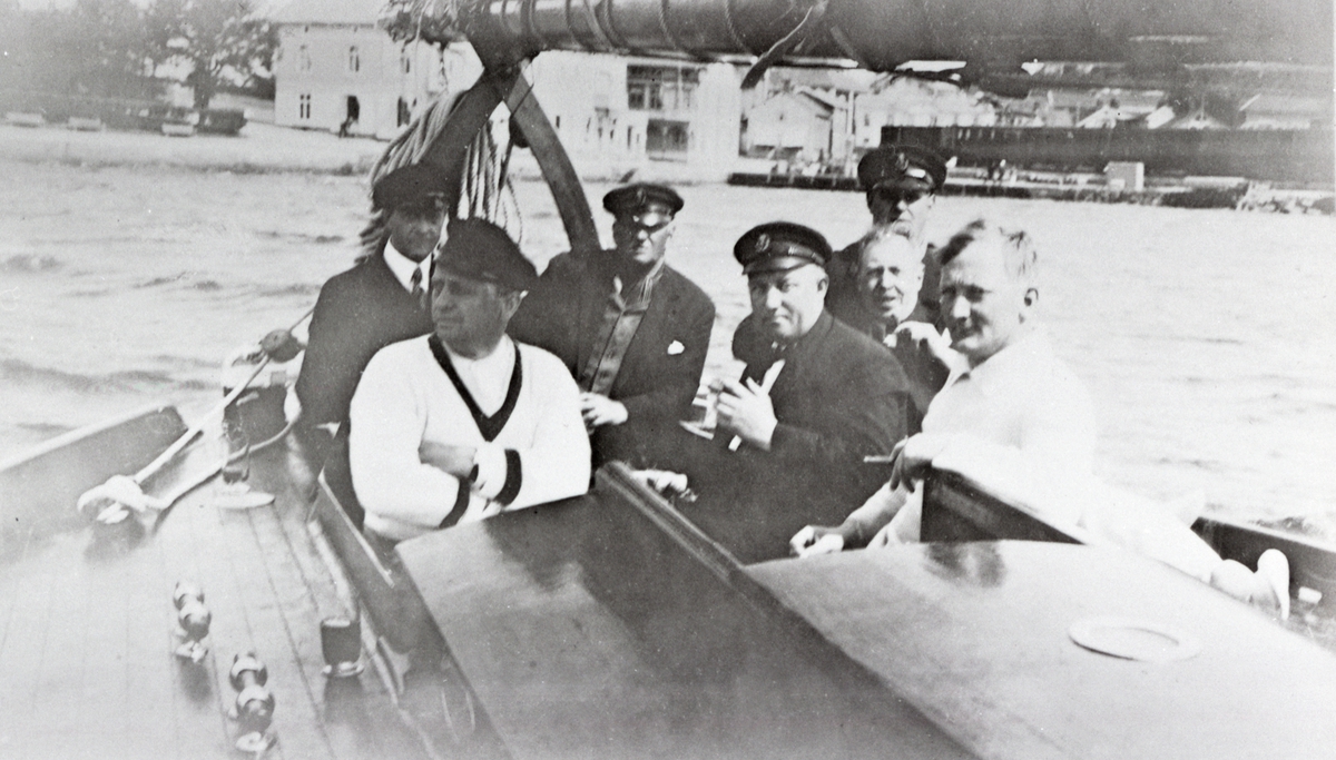Syv personer i cockpit ombord i 12meter 'Raak' (b.1914).
