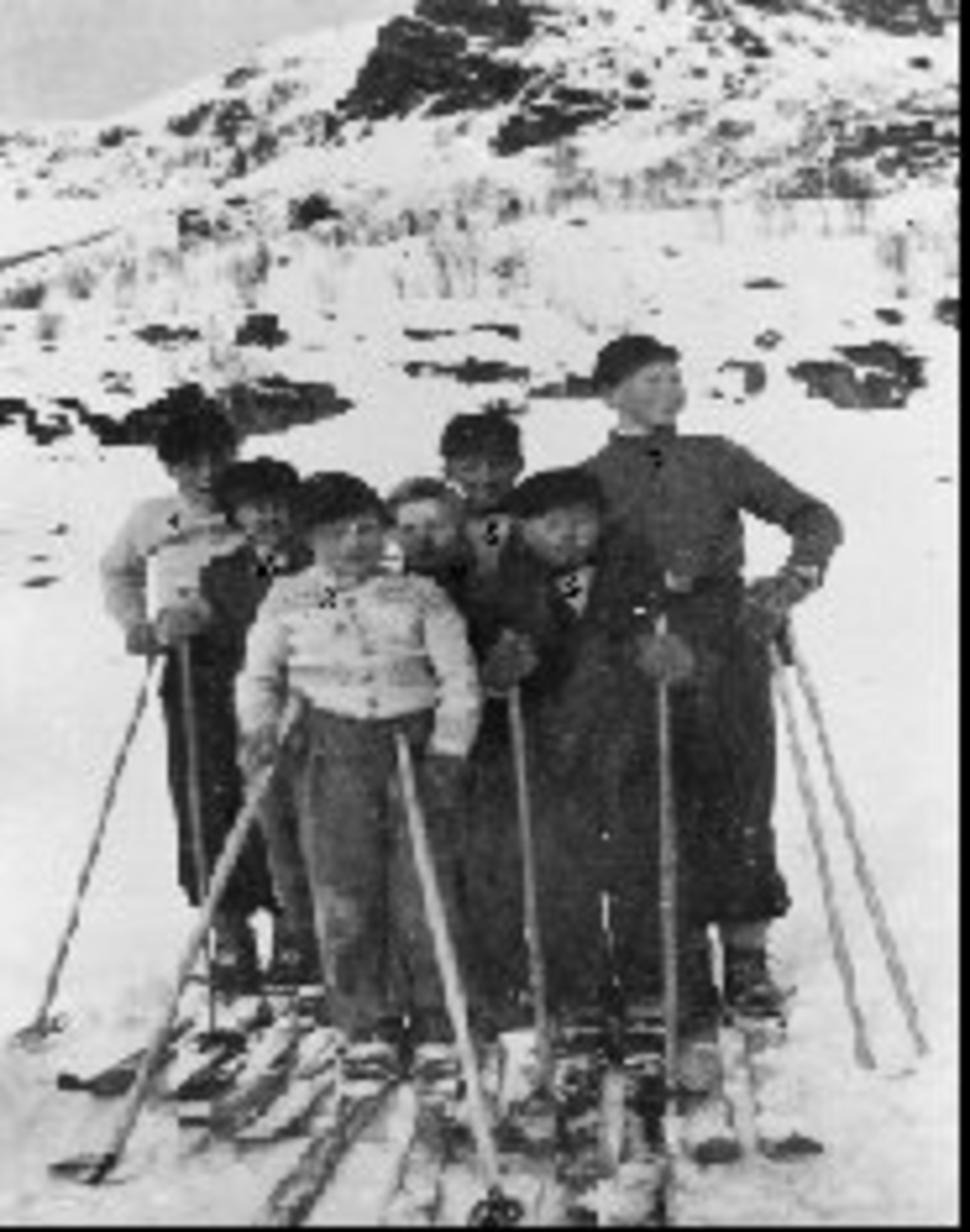 Gruppebilde. Fra venstre: Leif Vassnes, Jens Jensen, Asbjørn Vassnes, Asle Bjerkeng, Arnold Johansen, Odd Jensen, Hilmar Bjerkeng, Asbjørns 7-årsdag april 1944.