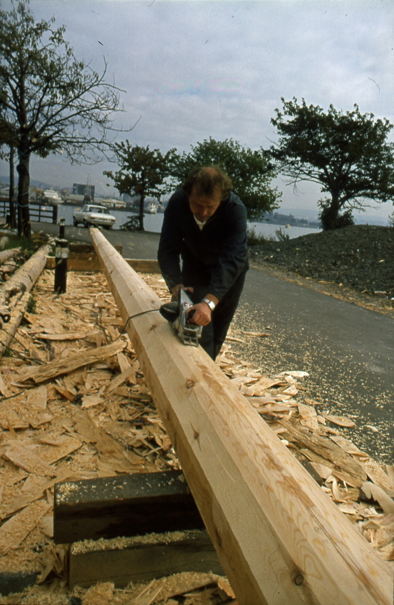 Høvling av bom, under restaureringsarbeider på 'Gjøa' (b.1872) i 1973