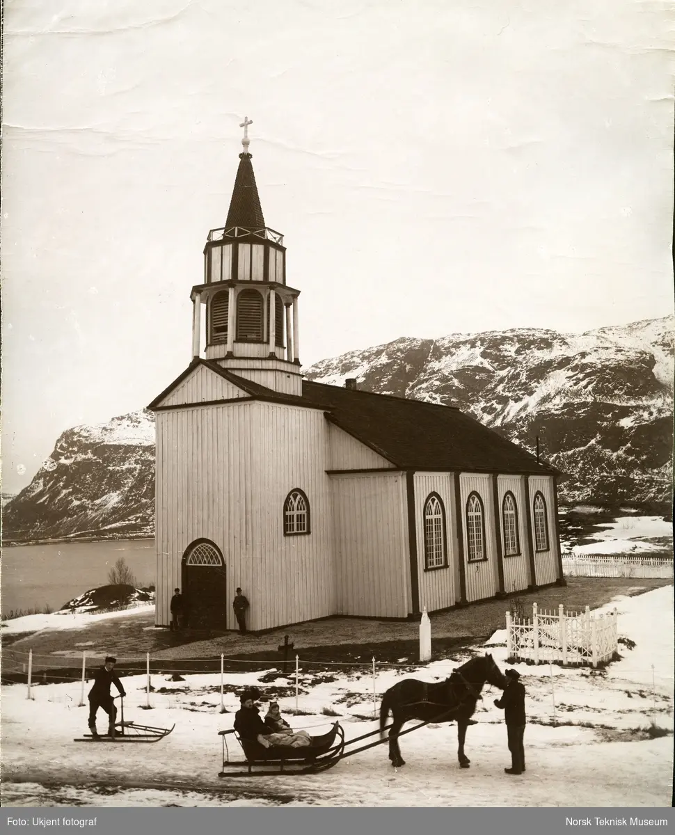Kirkegjengere med hest og slede og sparkstøtting utenfor kirken i Kåfjord, Finnmark