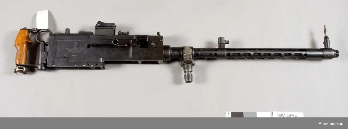 Rörlig kulspruta m/1922-37 till flygplan av system Colt. Kaliber 7.92 mm. Tillverkningsnr 2765. Märkt SS. Locket har fäste för sadelmagasin. Riktmedel ej komplett.
