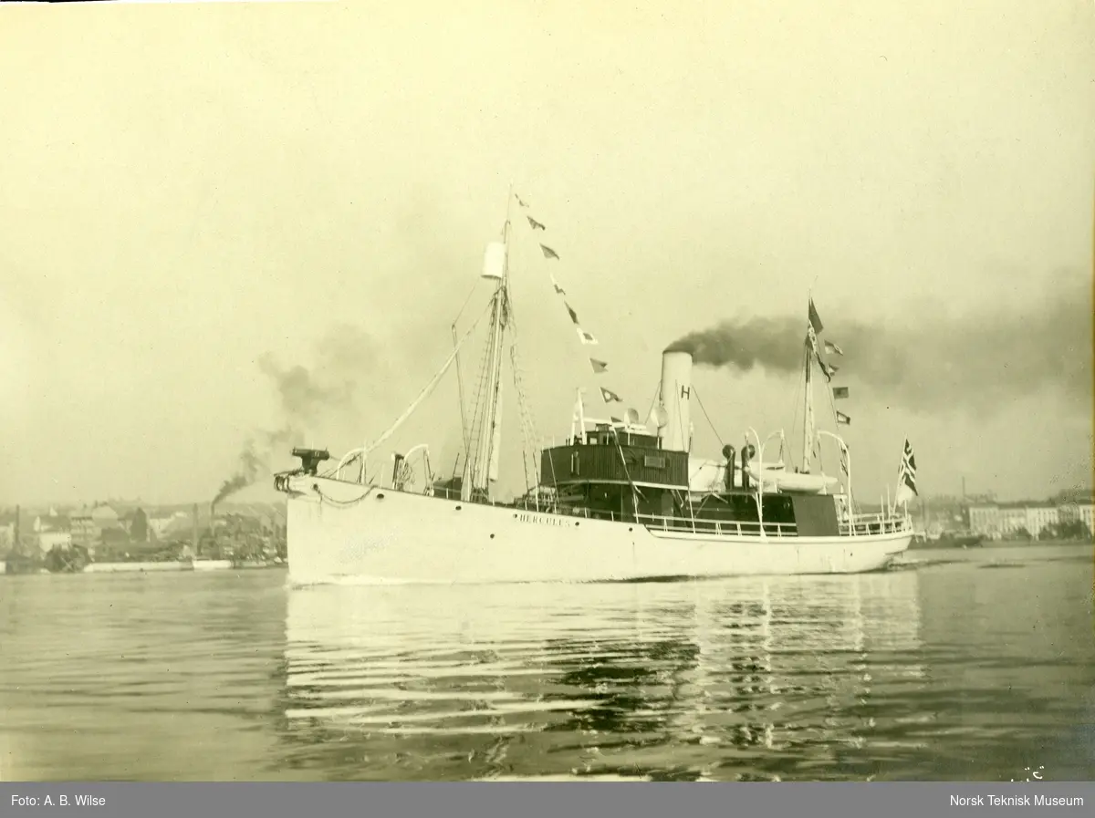 Eksteriør, hvalfangstskipet D/S Hercules, B/N 276. Levert av Akers Mek. Verksted i 1908 til Sandefjords Hvalfangerselskab.