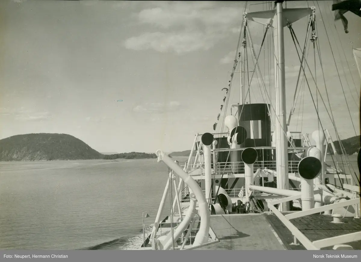 Eksteriør, dekket på passasjer- og lastebåten M/S Hai Lee, B/N 463, under prøvetur i Oslofjorden 6. juni 1934. Skipet ble levert av Akers mek. Verksted i 1934 til Bruusgaard & Kiøsterud, Drammen.