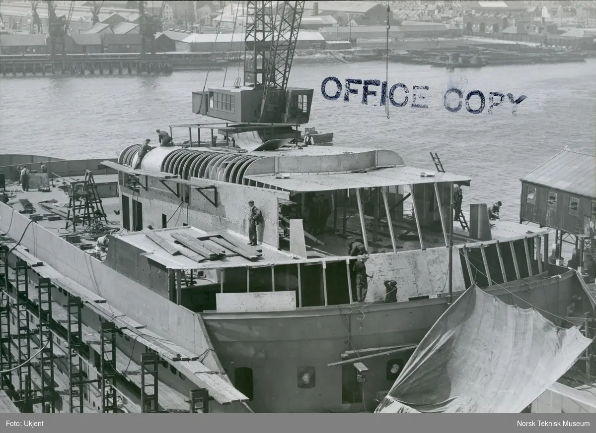 Overbygget reises på passasjer- og lasteskipet M/S Blenheim, B/N 490 under bygging på Thornycroft 13. juli 1950. Skipet ble levert av Akers Mek. Verksted i 1951 til Fred. Olsen & Co.