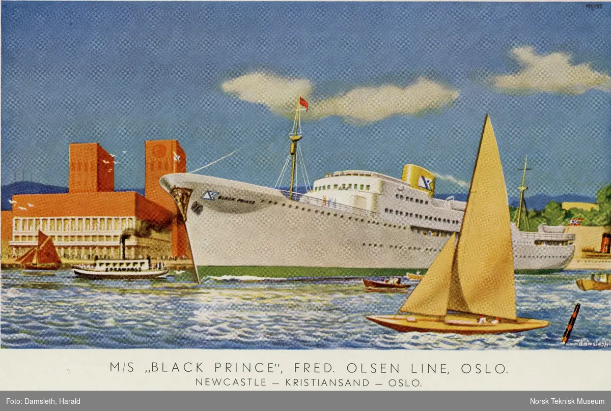 Postkort, passasjer- og lastebåten M/S Black Prince, B/N 473 foran Oslo Rådhus. Skipet ble levert av Akers Mek. Verksted i 1938 til Fred Olsen & Co, Oslo og gikk i rute Kristiansand - Newcastle. Tegnet av Harald Damsleth.