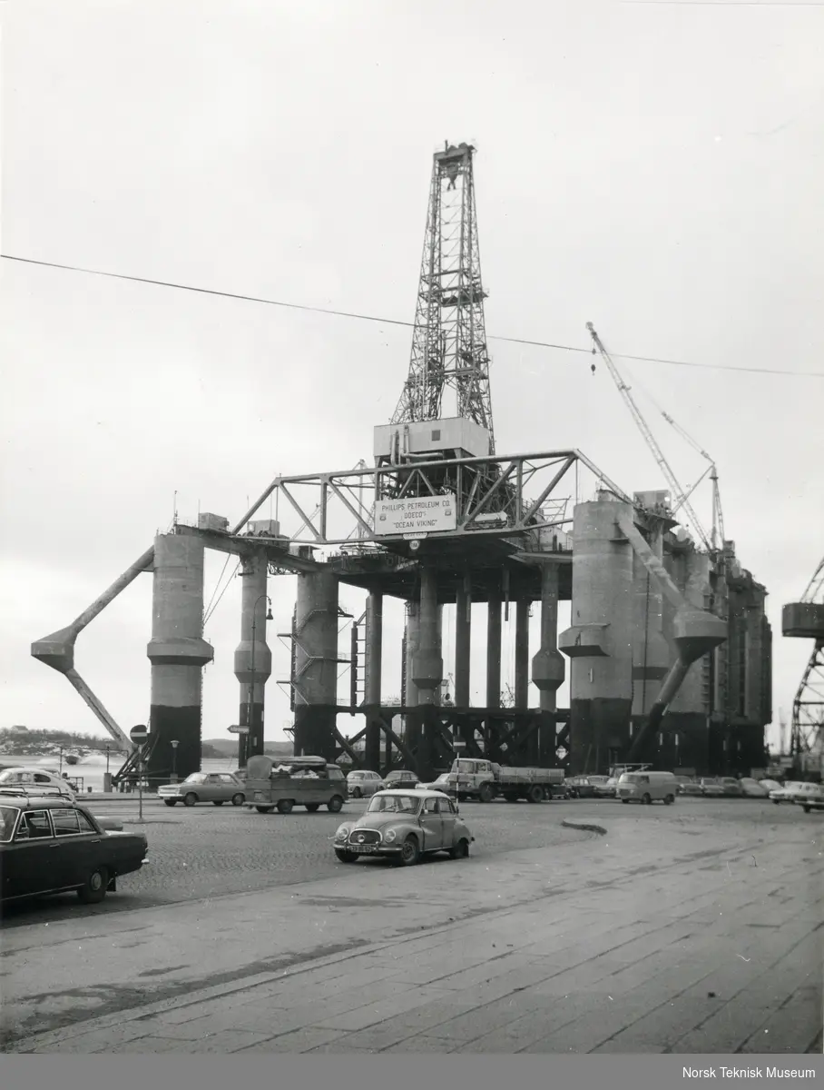 Bygging av boreplattformen B/N 617 Ocean Viking : bygget for Philips Petroleum av Akers mek. Verksted. Fotografert 14/3 1967. Med oppreist oljetårn og egne kraner i drift, kunne Ocean Viking laste ombord borerør og proviant