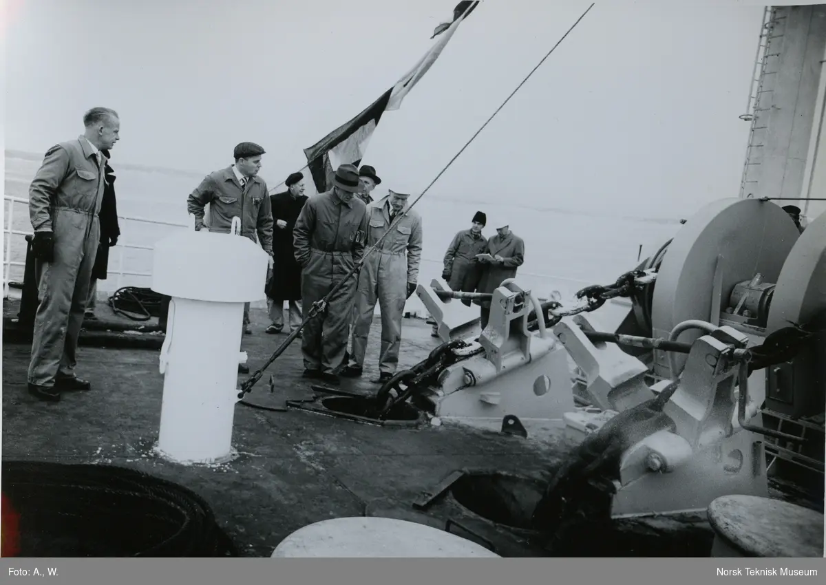 Test av ankerspill under prøvetur med tørrlasteskipet M/S Polyrover, B/N 536 i Oslofjorden 12. desember 1961. Skipet ble levert til Kristiansands Tankrederi A/S v/ Einar Rasmussen under denne prøveturen.