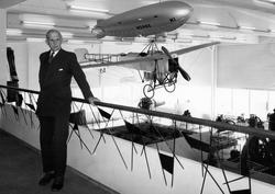 Tryggve Gran besøker flyutstillingen på Norsk Teknisk Museum